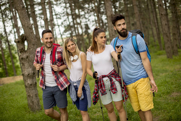 Группа молодых людей отправляется в поход в горы в весенний день
 - Фото, изображение
