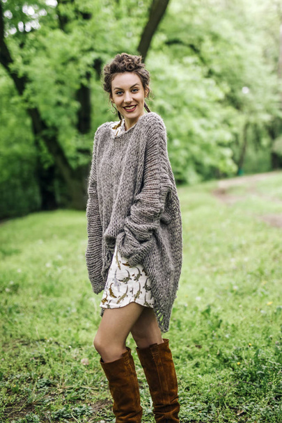Young woman wearing modern sweater  and posing the park - Фото, зображення