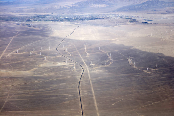 Вид с воздуха на ветрогенераторы в сельской местности
 - Фото, изображение