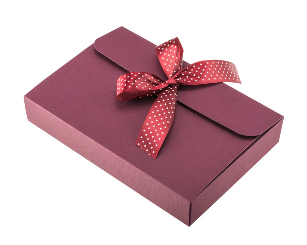 Темно-красная подарочная коробка с бантом польки на белом фоне
 - Фото, изображение