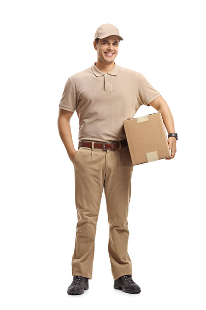 Portrait complet d'un livreur tenant un colis isolé sur fond blanc
 - Photo, image