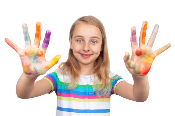 Mignonne fille montrant les mains peintes dans des couleurs vives isolées sur blanc
 - Photo, image