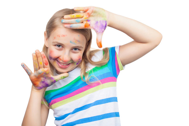 Χαριτωμένο κορίτσι δείχνει χέρια ζωγραφισμένα σε φωτεινά χρώματα που απομονώνονται σε λευκό - Φωτογραφία, εικόνα