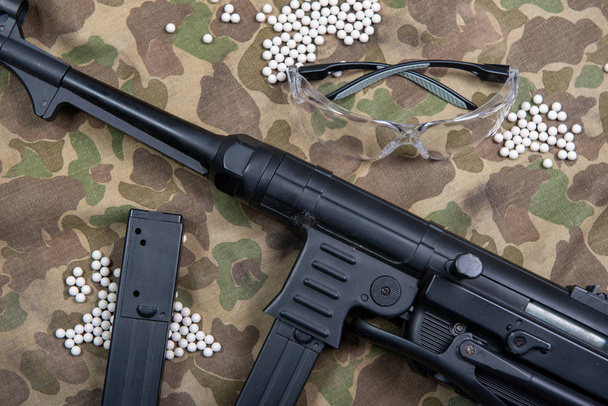Luftgewehr mit Schutzbrille und vielen Kugeln - Foto, Bild