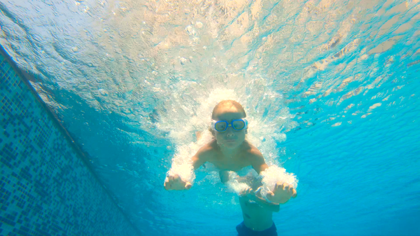 Slowmotion submarino disparo de padre y su hijo pequeño swining buceo y divertirse en una piscina
 - Imágenes, Vídeo