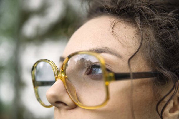 Красива молода жінка з окулярами на відкритому повітрі в лісі
 - Фото, зображення