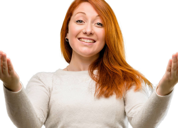 Belle jeune rousse femme confiante et heureuse avec un grand sourire naturel geste de bienvenue isolé sur fond blanc
 - Photo, image