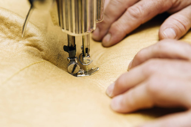 Vista de cerca en la máquina de coser tapicería
 - Foto, imagen