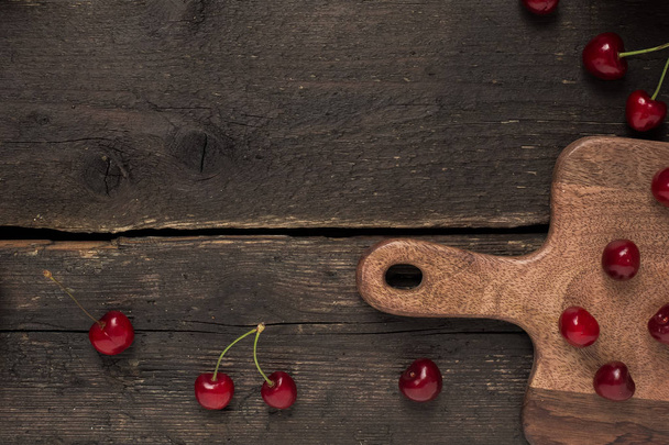 Wooden empty background with cherry berrie close up - Foto, Imagem
