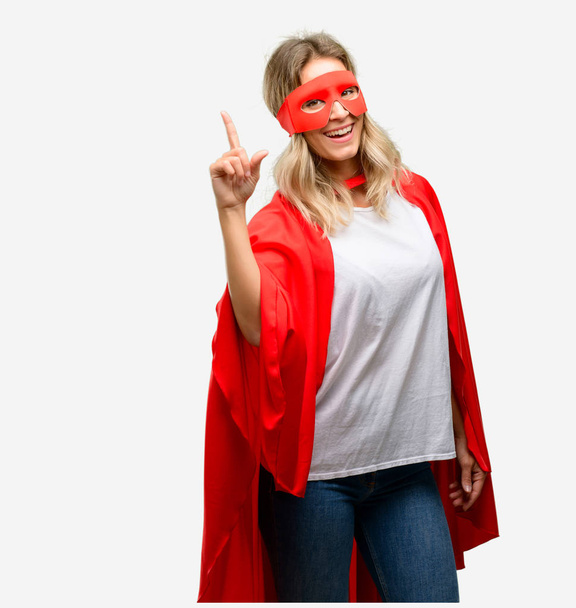 Młody super bohater kobieta sobie cape wskazując drogi boczne z palca - Zdjęcie, obraz