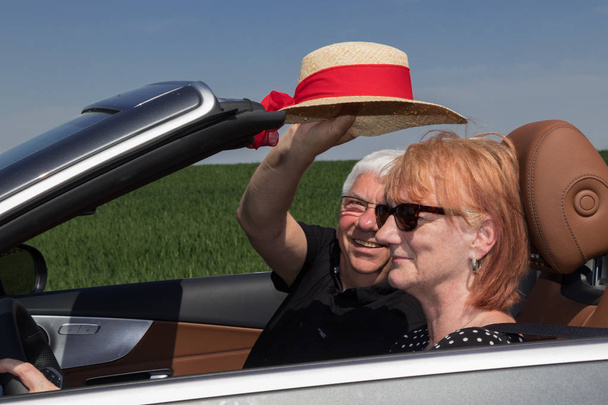 Seniorenpaar im Sportwagen - Foto, Bild