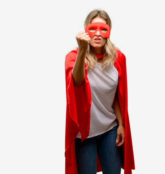 Joven super héroe mujer usando capa irritado y enojado expresando emoción negativa, molesto con alguien
 - Foto, imagen