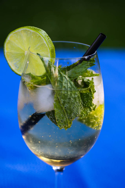 hugo, sommerlicher Cocktail auf blauem Hintergrund - Foto, Bild