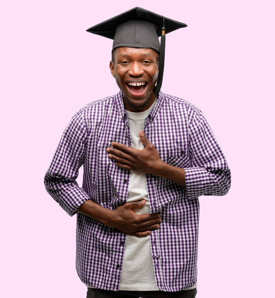 joven africano graduado estudiante negro hombre confiado y feliz con un Grande natural sonrisa riendo
 - Foto, imagen