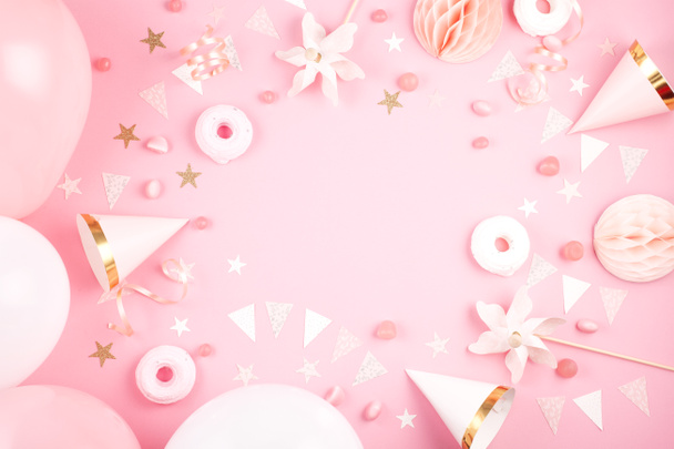 Mädchen Party-Accessoires über dem rosa Hintergrund. Einladung, Geburtstag, Junggesellenabschied, Babyduschkonzept - Foto, Bild
