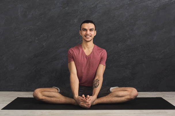 junger Mann praktiziert Yoga, entspannte Meditationspose - Foto, Bild