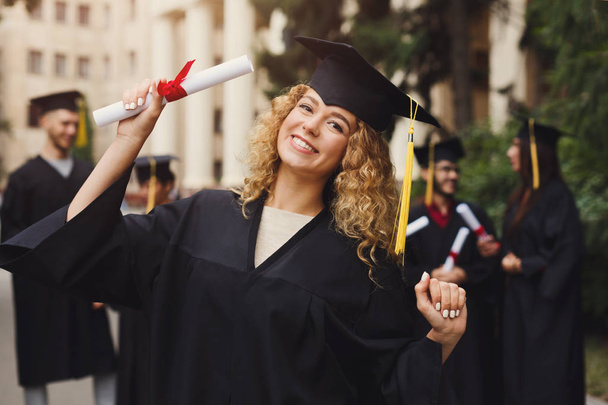 Ευτυχισμένος νεαρή γυναίκα την ημέρα αποφοίτησης - Φωτογραφία, εικόνα