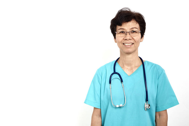 Счастливая старшая медсестра стоит изолированно на белом фоне
 - Фото, изображение