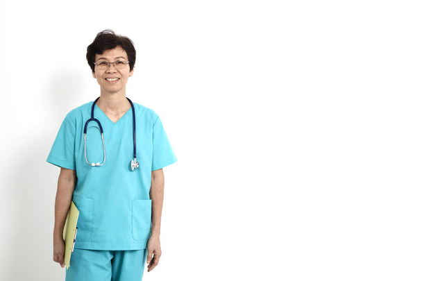 Happy vanhempi sairaanhoitaja seisoo eristetty valkoisella taustalla
 - Valokuva, kuva