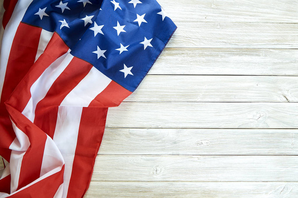 Bandera de los Estados Unidos sobre fondo blanco de madera
 - Foto, imagen