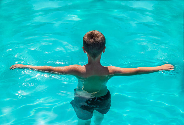 Fiú medencében, gyakorló megtanulni úszni - Fotó, kép