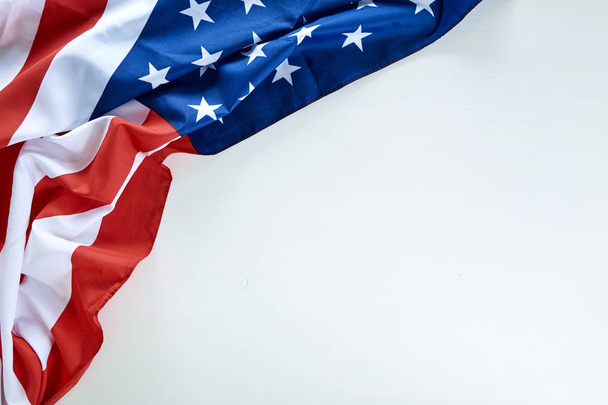 白い木製の背景にアメリカの旗 - 写真・画像