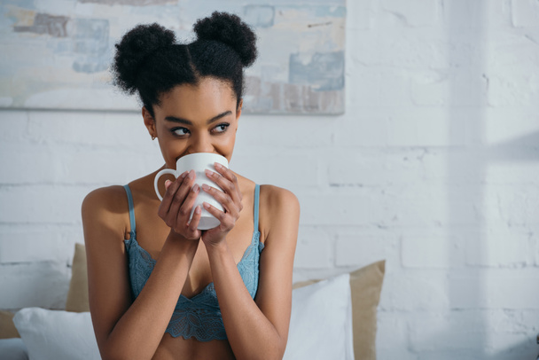 attractive smiling afro girl drinking coffee - Foto, Imagem