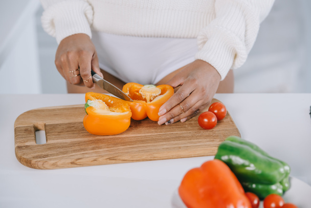 vágott lövés a nő szeletelés paprika saláta: konyha - Fotó, kép