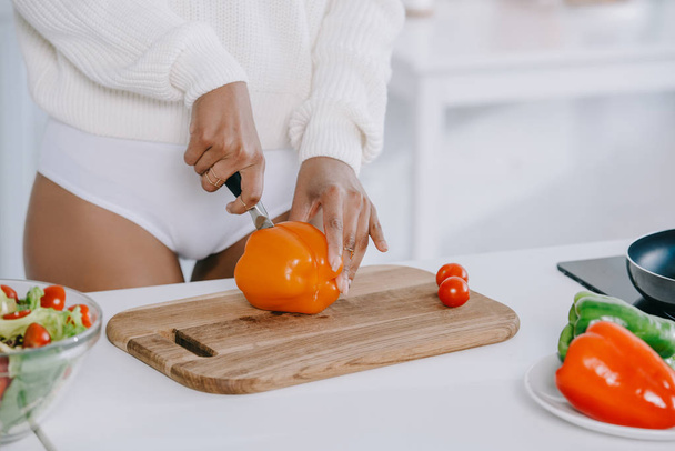 cropped shot of woman slicing vegetables for breakfast at kitchen - Foto, Bild