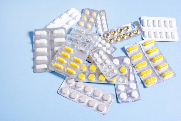 Comprimés et gélules avec des emballages de médicaments
  - Photo, image