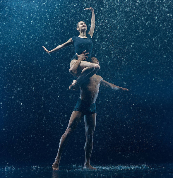 Young couple of ballet dancers dancing unde rwater drops - Fotoğraf, Görsel