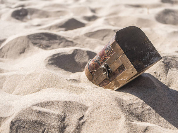 zablokowane skarb w piasku w letni dzień - Zdjęcie, obraz