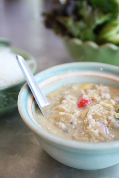 Herbed σόγιας με κιμά χοιρινό με γάλα καρύδας με φρέσκα λαχανικά, παραδοσιακό ταϊλανδικό τροφίμων - Φωτογραφία, εικόνα