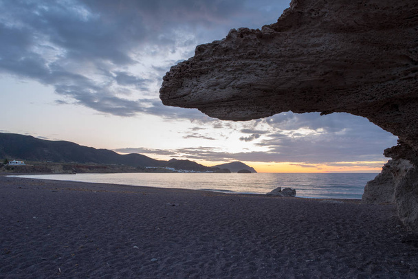 La spiaggia delle sculture all'alba ad Almeria, Spagna
 - Foto, immagini