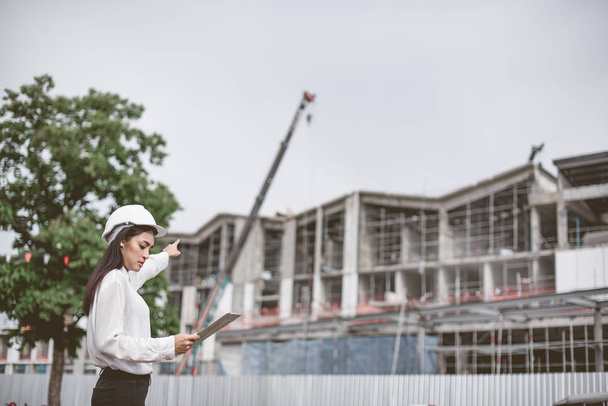 Asijské ženy pracovníka a inženýr elektrikář práce bezpečnostní kontroly na elektrárny energetický průmysl - Fotografie, Obrázek