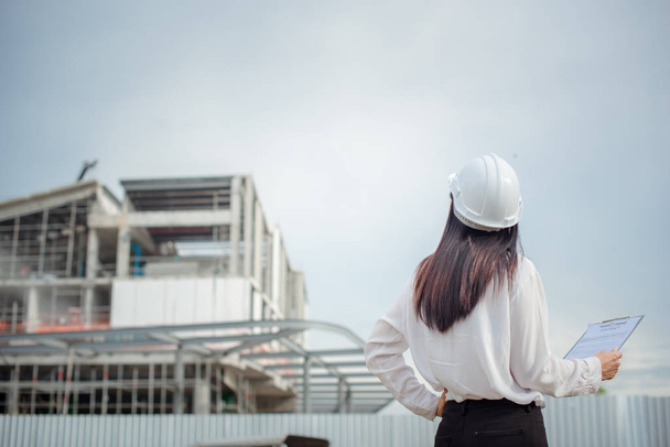 Mujeres asiáticas trabajadoras e ingenieras electricistas controlan la seguridad laboral en la industria energética de centrales eléctricas
 - Foto, Imagen