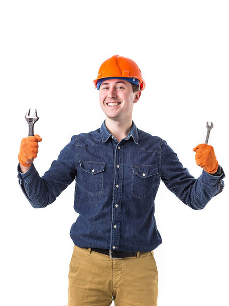 επισκευαστής (οικοδόμος) με κράνος και με το κλειδί στο χέρι του που απομονώνονται σε λευκό φόντο - Φωτογραφία, εικόνα