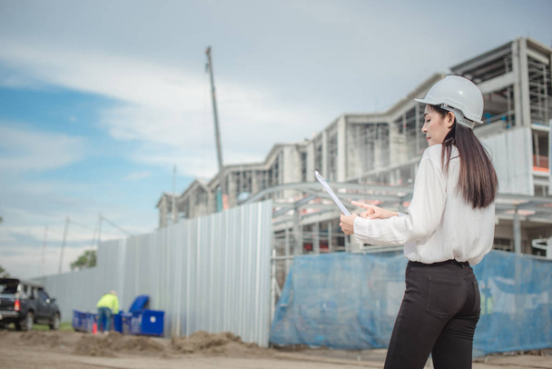 Asijské ženy pracovníka a inženýr elektrikář práce bezpečnostní kontroly na elektrárny energetický průmysl - Fotografie, Obrázek