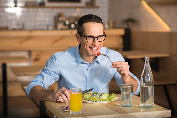 businessman wearing eyeglasses eating fresh salad in cafe - Foto, Imagen