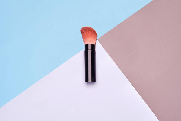 Makeup powder brush on colorful background - Valokuva, kuva