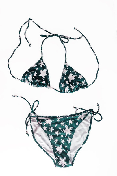 bikini de plage multicolore avec motif à la mode dans des étoiles isolées sur fond blanc
. - Photo, image