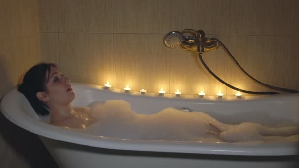 Brunetka kobieta kąpiel z pianką - Materiał filmowy, wideo