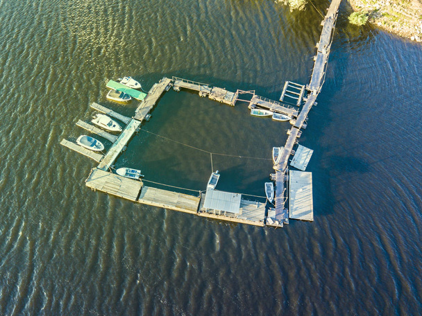 川の土手の近くの多くのボートと桟橋の航空写真 - 写真・画像