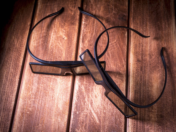 dwa okulary 3d na drewnianym stole z bliska  - Zdjęcie, obraz