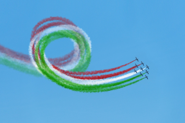 Аэробатическая итальянская триколорная команда воздушного шоу синхронизировала трёхцветный цикл полёта
 - Фото, изображение