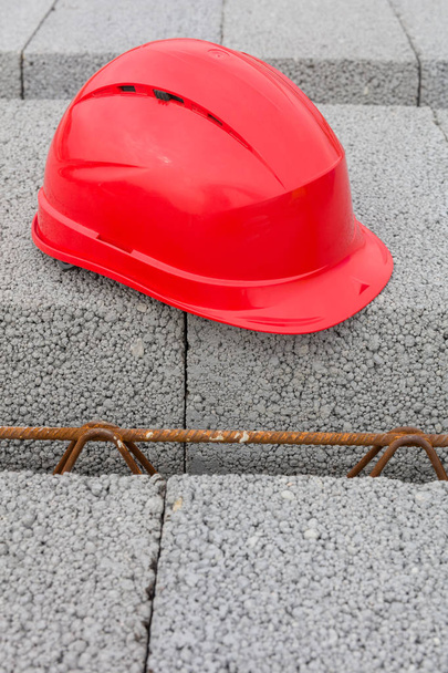 Fechar vista de capacete colorido no local de construção
 - Foto, Imagem