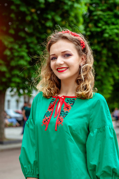  Μια κοπέλα με παραδοσιακή ουκρανική ρούχα κατά την παρέλαση των Vyshyvanok - Φωτογραφία, εικόνα