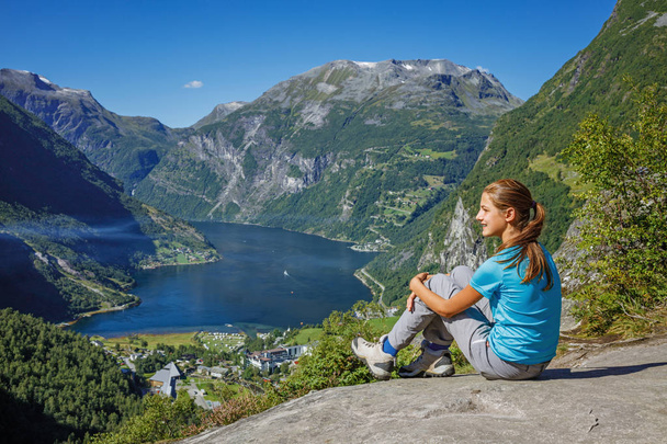 Lány a gyalogos, a Seven Sisters-vízesés a Geirangerfjord. Norvégia - Fotó, kép