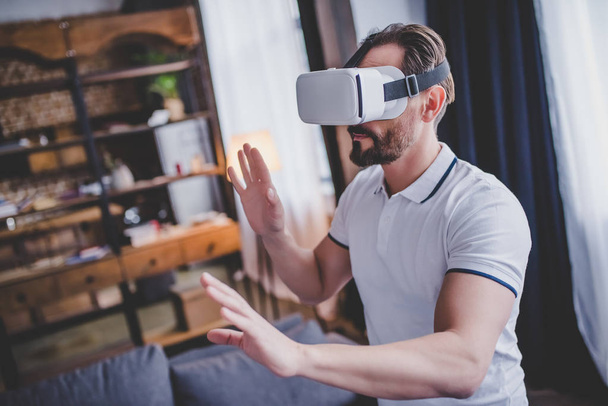 man using 3d virtual reality headset at home - Zdjęcie, obraz