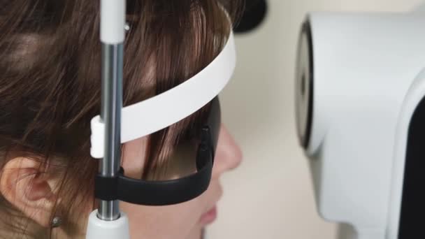 患者は、診断するためのデバイスの前に眼科 - 映像、動画